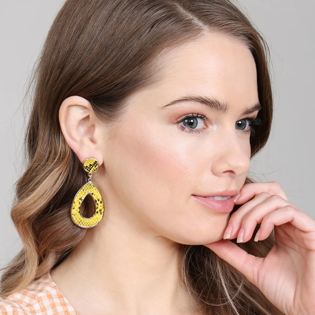 Hde2592 - Linked Pear-Shape Snake Skin Printed Dangle Post Earrings