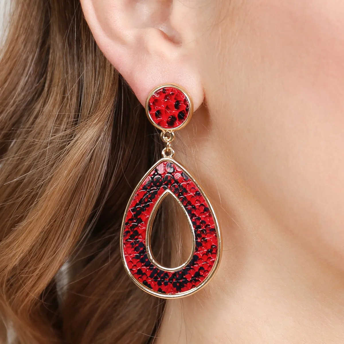 Hde2592 - Linked Pear-Shape Snake Skin Printed Dangle Post Earrings