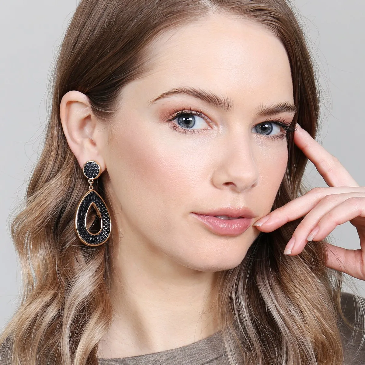 Hde2592 - Linked Pear-Shape Snake Skin Printed Dangle Post Earrings