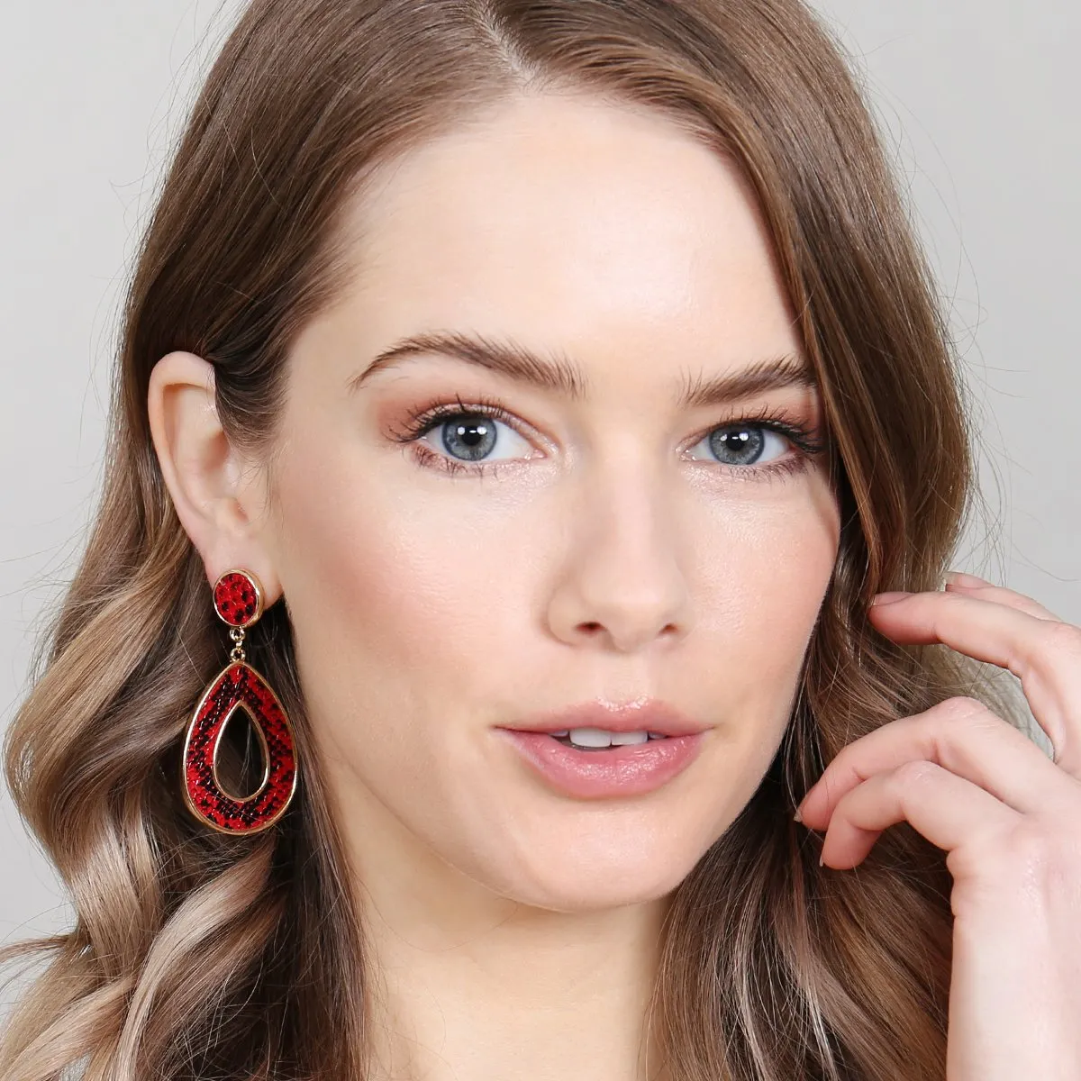 Hde2592 - Linked Pear-Shape Snake Skin Printed Dangle Post Earrings