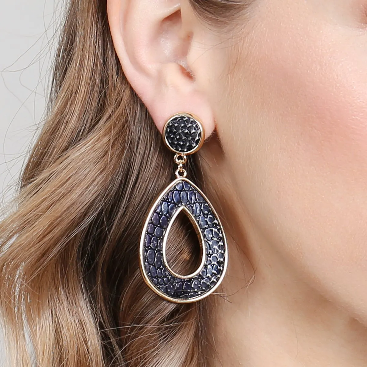 Hde2592 - Linked Pear-Shape Snake Skin Printed Dangle Post Earrings