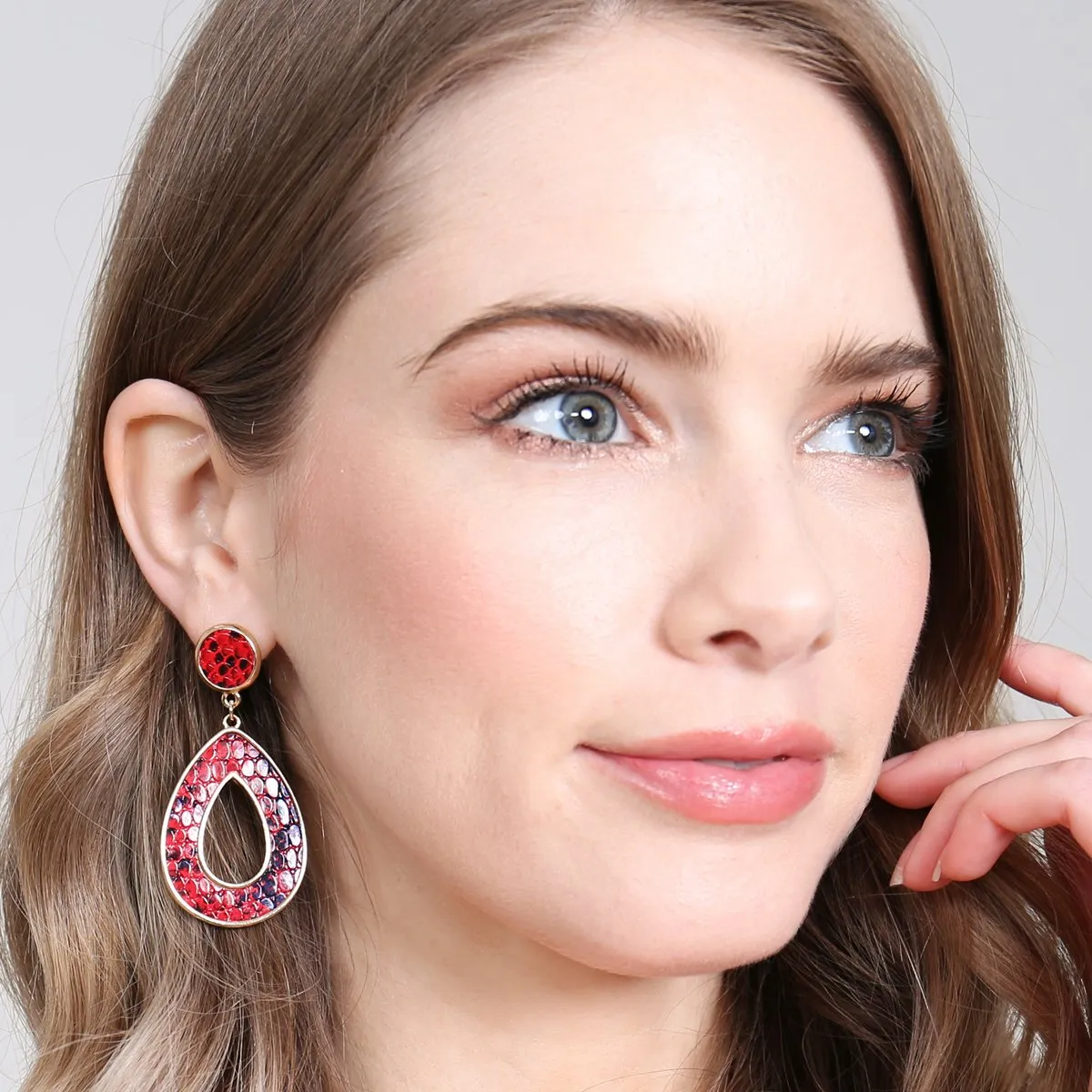 Hde2592 - Linked Pear-Shape Snake Skin Printed Dangle Post Earrings