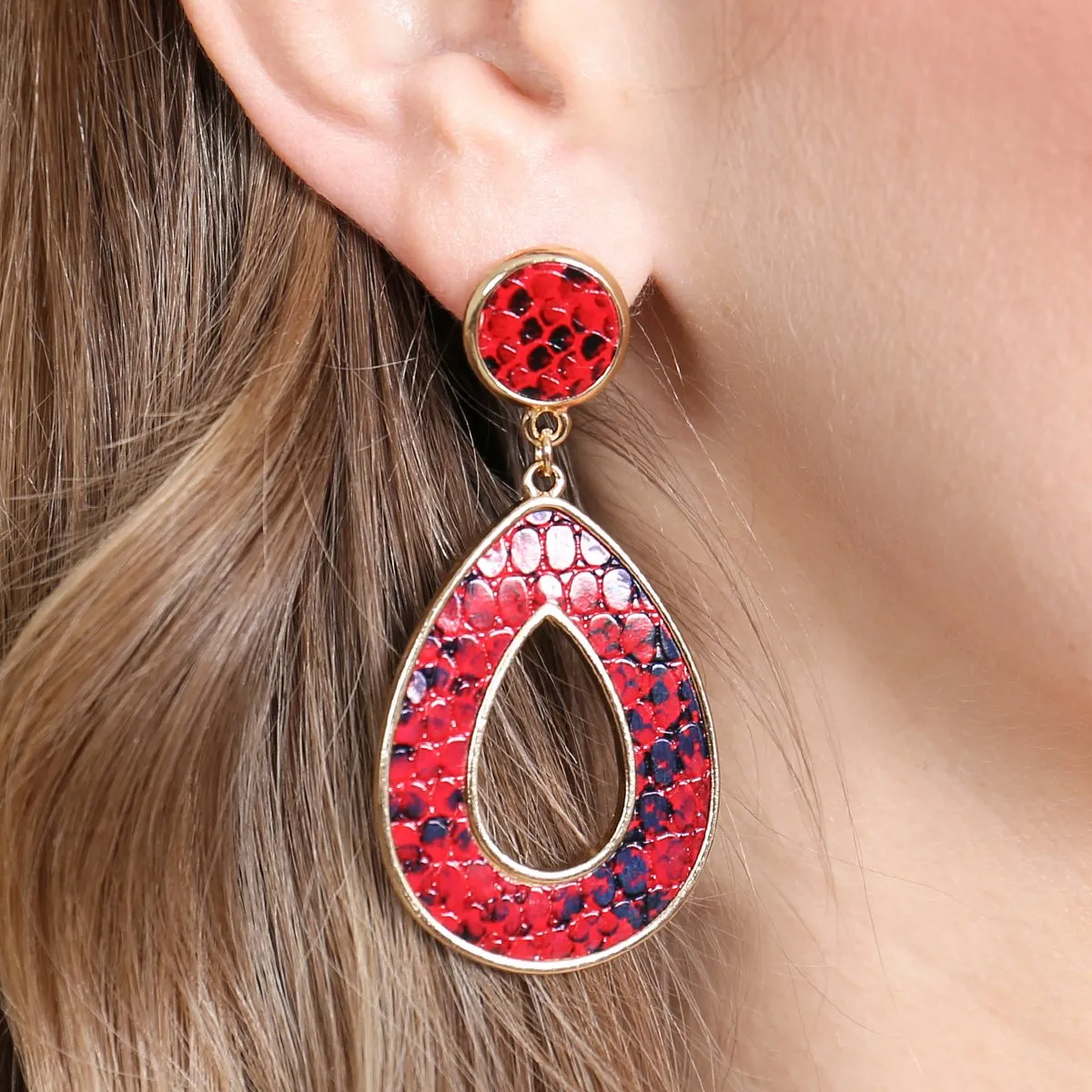Hde2592 - Linked Pear-Shape Snake Skin Printed Dangle Post Earrings
